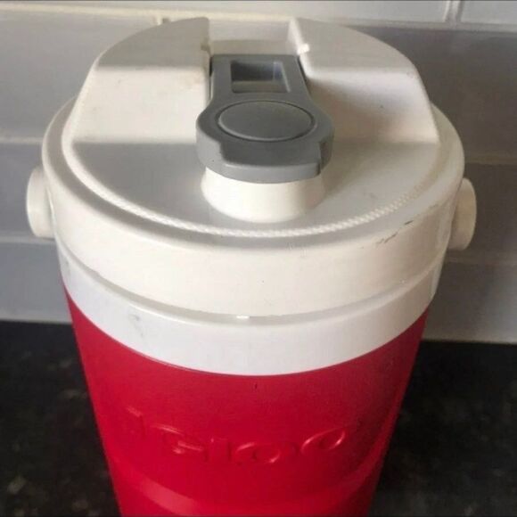 Igloo Laguna Half Gallon Water Jug Cooler Thermos Red w/ Hooks & Handle - Picture 5 of 8